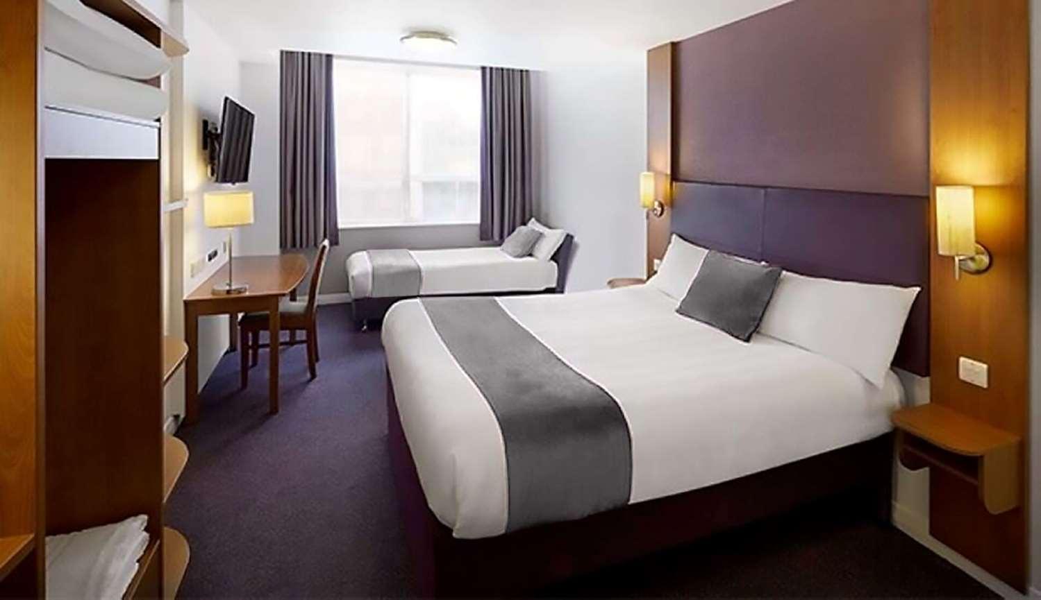 Premier Inn Epsom North Екстер'єр фото